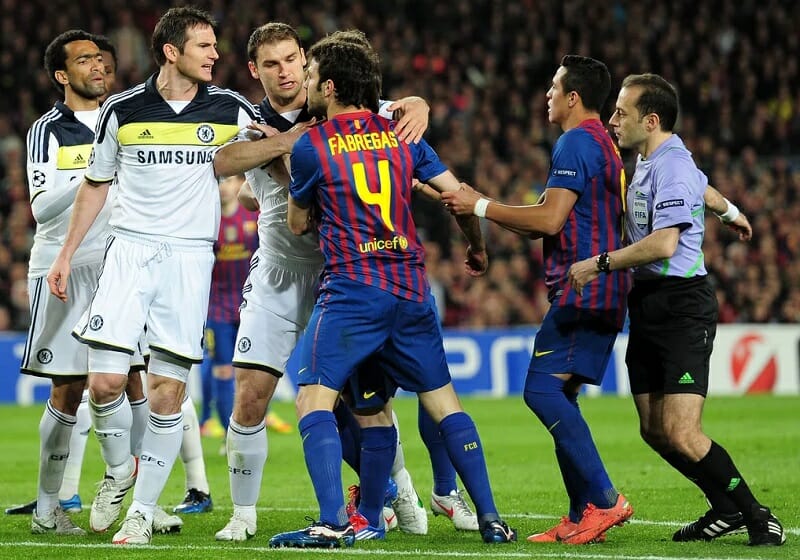 Fabregas tranh cãi với các cầu thủ Chelsea năm 2012.