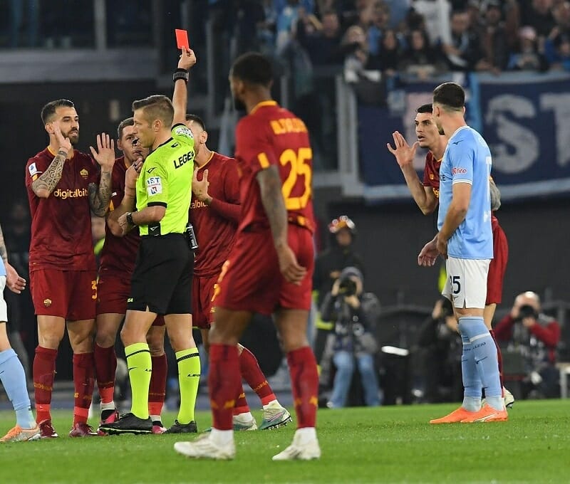 AS Roma phải chơi thiếu người chỉ sau hơn nửa giờ thi đấu