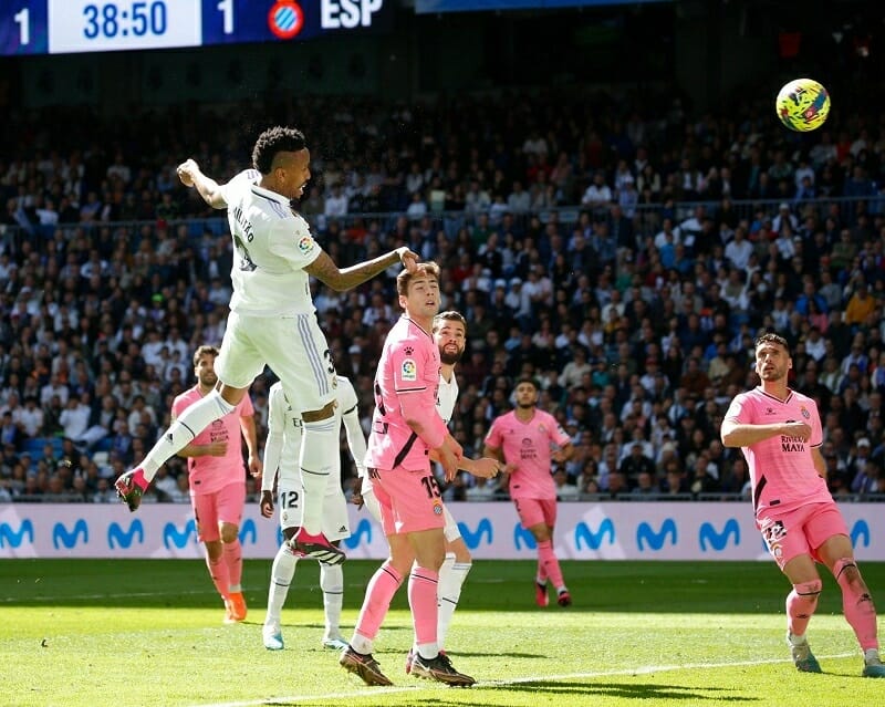 Eder Militao giúp Real Madrid bước vào giờ nghỉ với lợi thế dẫn bàn