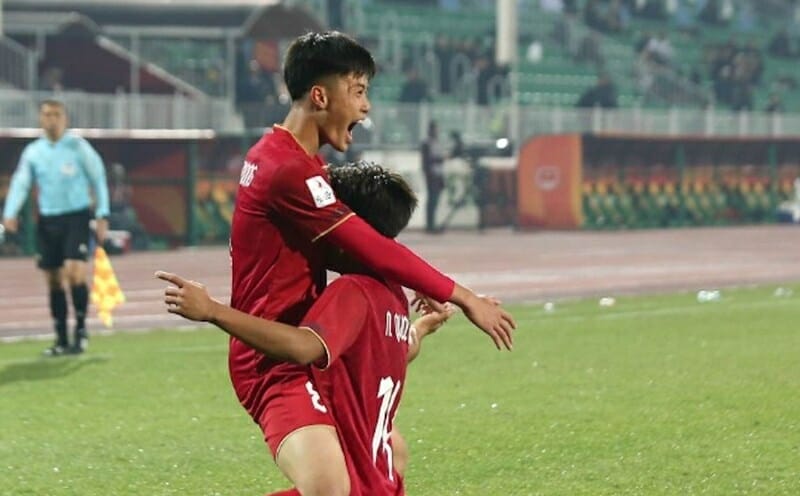 Văn Trường (8) là người hùng của U20 Việt Nam trước Qatar