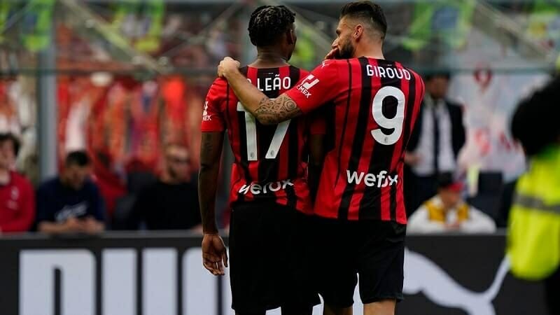 AC Milan tìm cách gia hạn với 2 chân sút