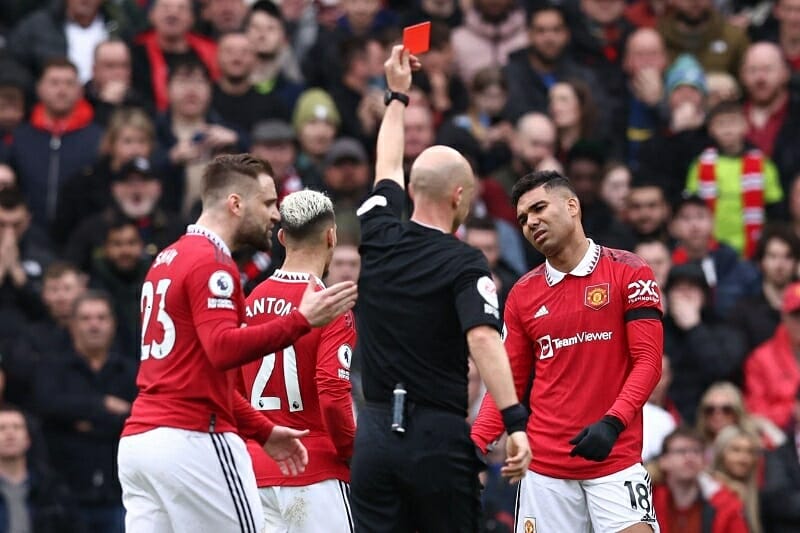 Cả 2 tấm thẻ đỏ của Casemiro tại Premier League đều đến sau khi trọng tài tham khảo VAR