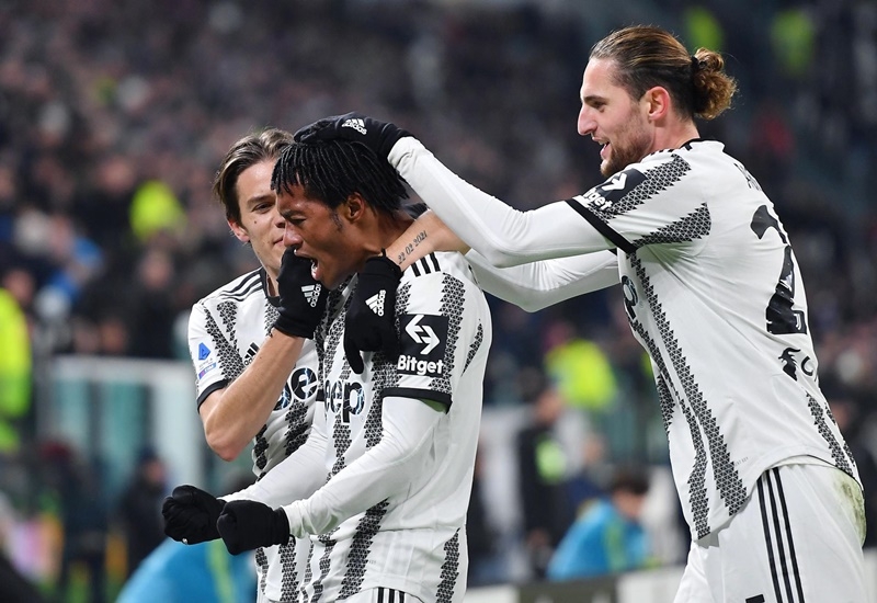 Cuadrado gỡ hòa cho Juventus 