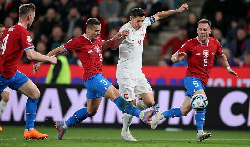Lewandowski im tiếng, Ba Lan thua đậm ở trận ra quân vòng loại Euro