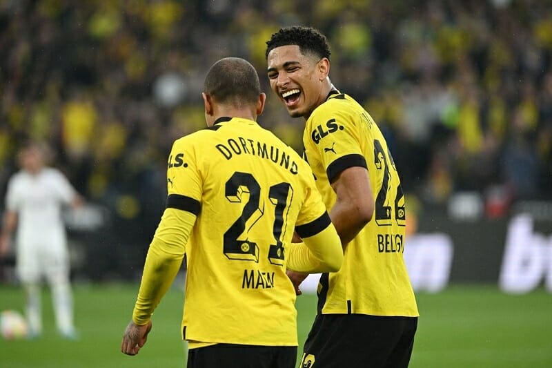 Dortmund ‘hủy diệt’ Frankfurt để chiếm lấy ngôi đầu từ tay Bayern Munich