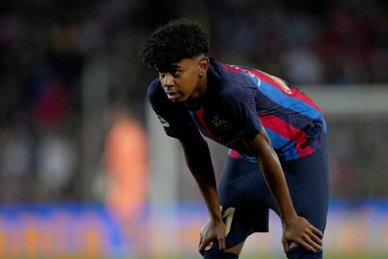 Lamine Yamal trở thành cầu thủ trẻ nhất ra sân cho Barcelona ở tuổi 15