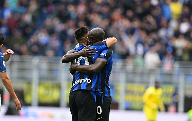 Lukaku - Martinez tỏa sáng, Inter sáng cửa đua top 4 Serie A