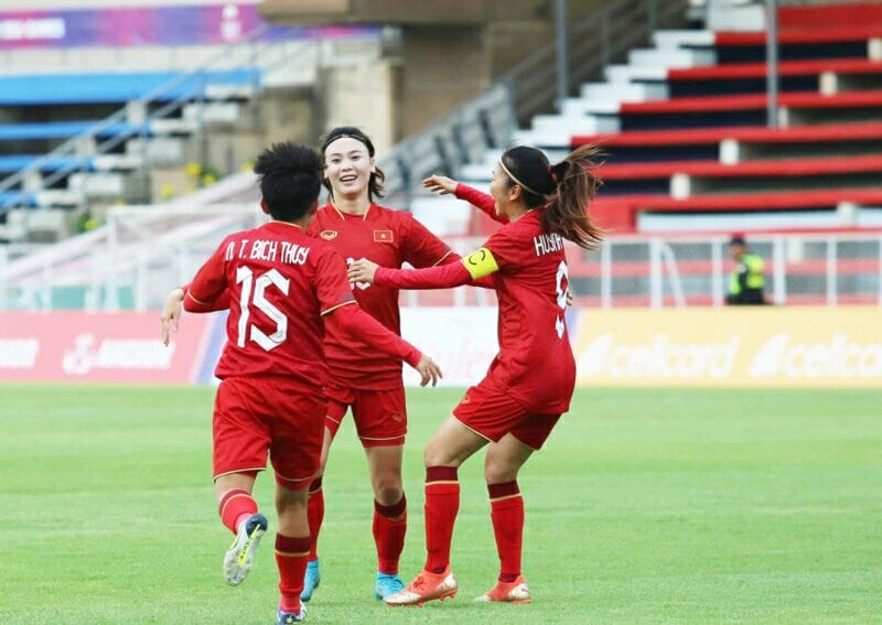 ĐT nữ Việt Nam chỉ mất hơn 2/3 quãng thời gian hiệp 1 để ghi 3 bàn (Ảnh: Tuổi trẻ)