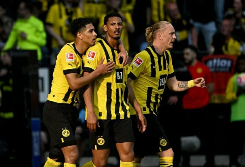 Hủy diệt Gladbach, Dortmund kiên trì bám đuổi Bayern trong cuộc đua vô địch