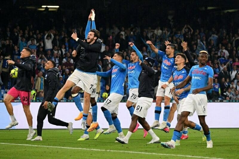 Các cầu thủ Napoli ăn mừng sau chiến thắng trước Inter Milan