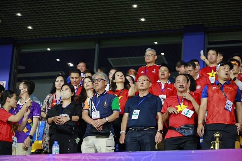 Ông Park thể hiện sự tôn trọng lớn trong lễ chào cờ Việt Nam (Ảnh: Dân Việt)