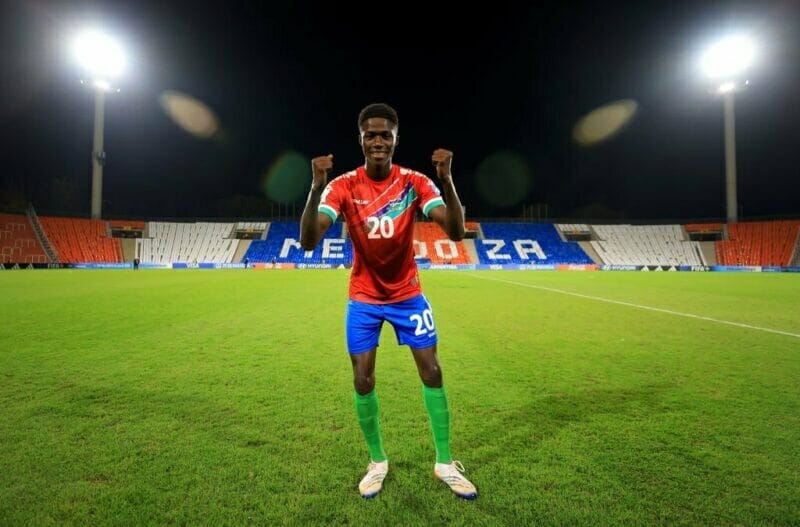 Bojang được coi là thần đồng bóng đá Gambia với thể hình và tốc độ vượt trội ở tuổi 18