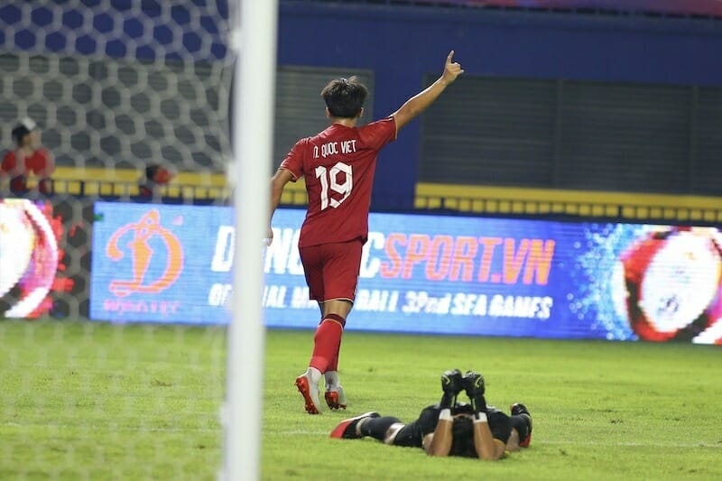 Quốc Việt có bàn thắng đầu tiên ở SEA Games sau pha dọn cỗ của Văn Khang (Ảnh: Lao động)