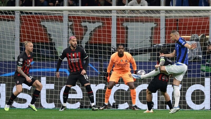 AC Milan thi đấu bạc nhược và để thua Inter 0-2 ở trận lượt đi bán kết Champions League