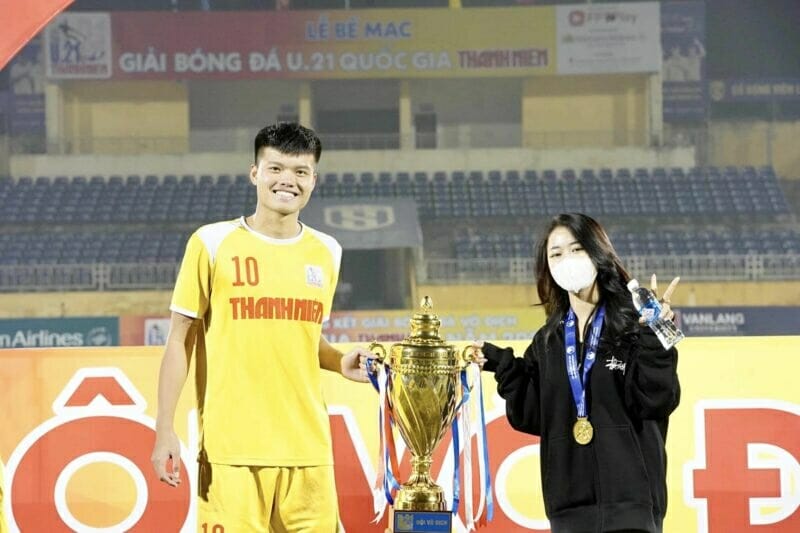 Bạn gái Văn Tùng luôn xuất hiện trong những khoảnh khắc quan trọng của sự nghiệp cầu thủ này (Ảnh: FBNV)