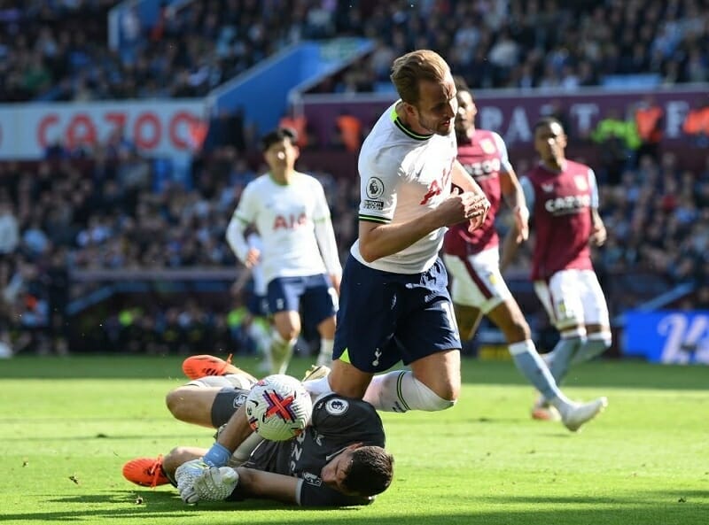 Kane mang về quả phạt đền cho Tottenham