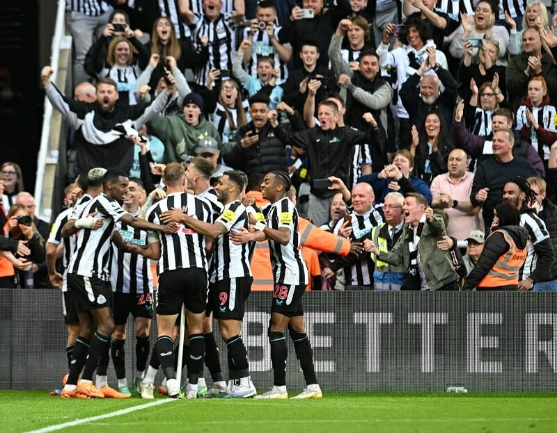 Newcastle dẫn trước 2 bàn trong hiệp một