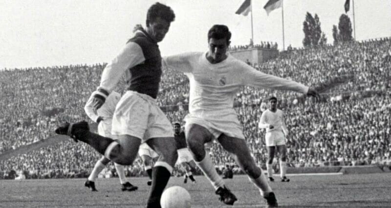 Reims (áo màu) gặp Real Madrid năm 1959