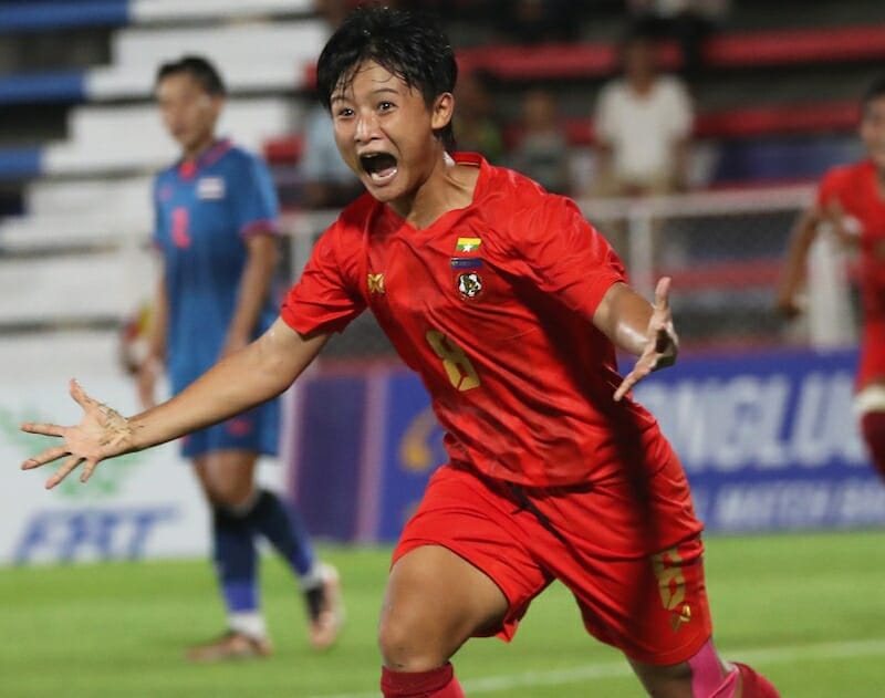 Các cầu thủ nữ tạo nên kỳ tích khi đánh bại Thái Lan ở bán kết