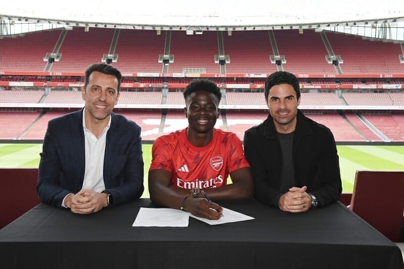 Saka đã gia hạn với Arsenal