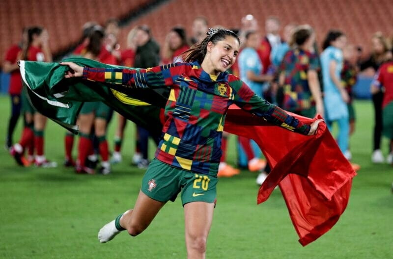 Tiền đạo Bồ Đào Nha xé lưới ĐT nữ Việt Nam phá kỷ lục của Ronaldo
