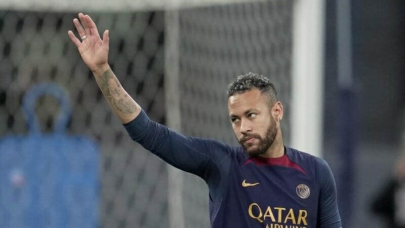 Gật đầu đến Ả Rập, Neymar sống trong 'bao tải tiền'