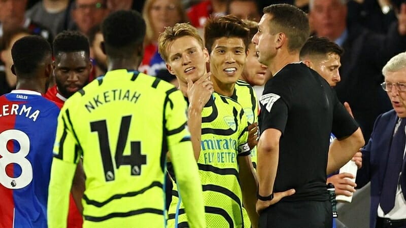 Đội trưởng Arsenal phản ứng về thẻ đỏ gây tranh cãi của Tomiyasu