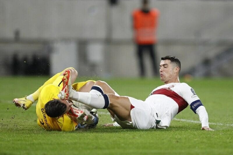 Ronaldo bị treo giò vì nhận thẻ vàng 2 trận liền