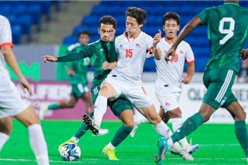 U23 Mông Cổ (áo trắng) gặp U23 Saudi
