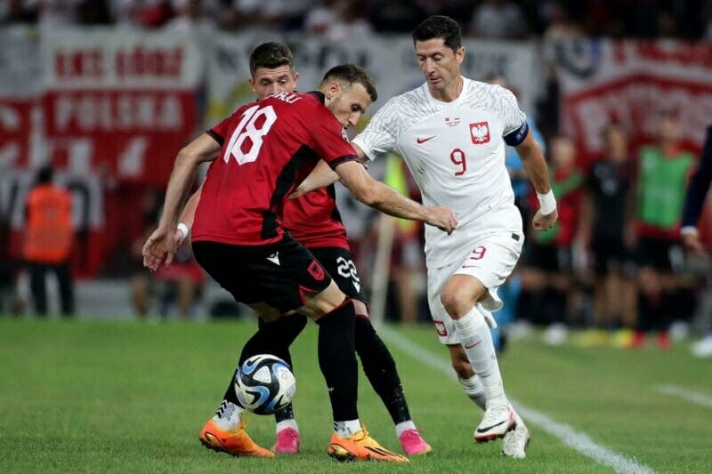 Robert Lewandowski cùng các đồng đội bất lực trong việc ghi bàn vào lưới Albania.