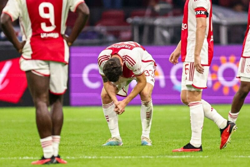 Ajax Amsterdam không thể ghi bàn dù được chơi trên sân nhà.