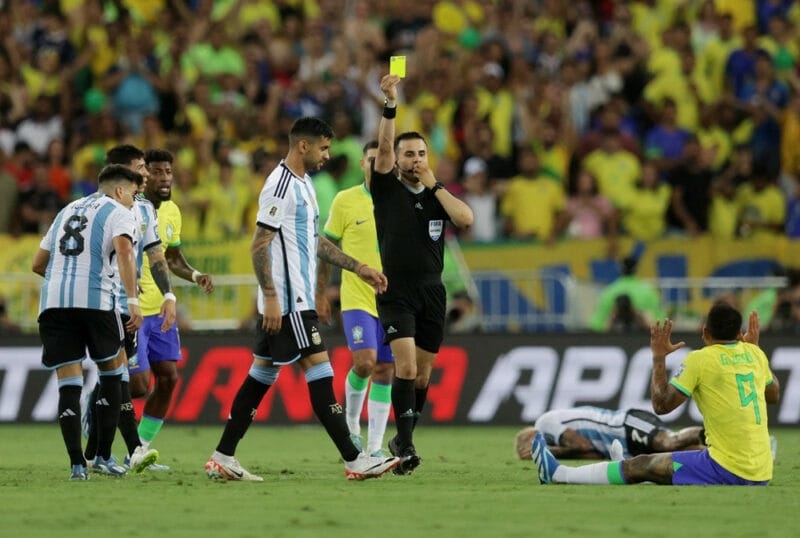 FIFA vào cuộc, ĐT Brazil nguy cơ bị trừ điểm