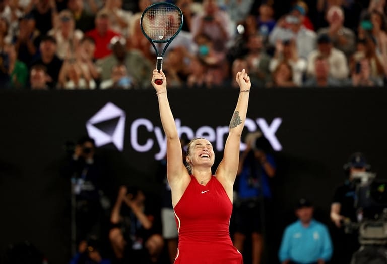 Thắng áp đảo tay vợt Trung Quốc, Sabalenka bảo vệ thành công chức vô địch Australia Open