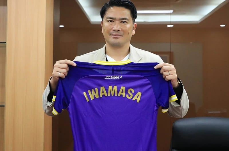 HLV Iwamasa trong ngày gia nhập đội bóng thủ đô Việt Nam (Ảnh: Báo SGGP)