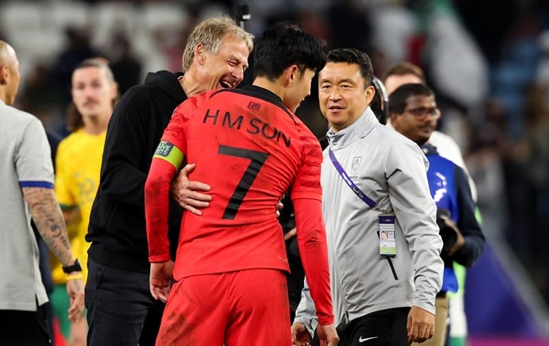 Klinsmann trao đổi cùng Son Heung-min (Ảnh: Thethao247)