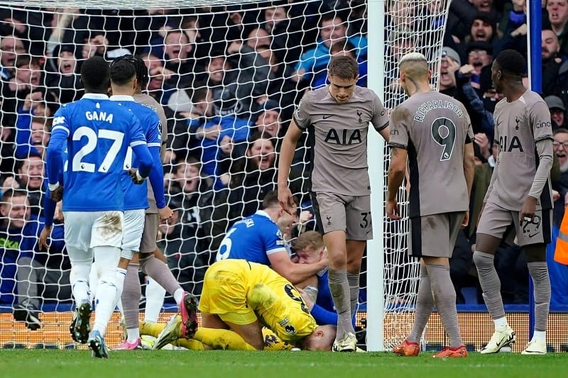 Tottenham mất điểm đáng tiếc trước Everton.