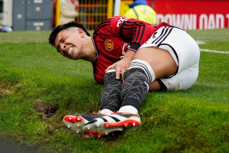Lisandro Martinez dính chấn thương nặng trong trận đấu với West Ham.
