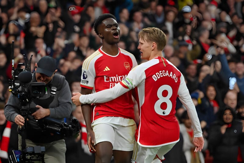 Bukayo Saka sớm mở tỉ số cho Arsenal.