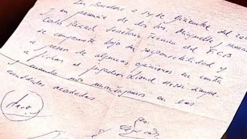 Hợp đồng đầu tiên của Messi và Barca được viết trên khăn giấy