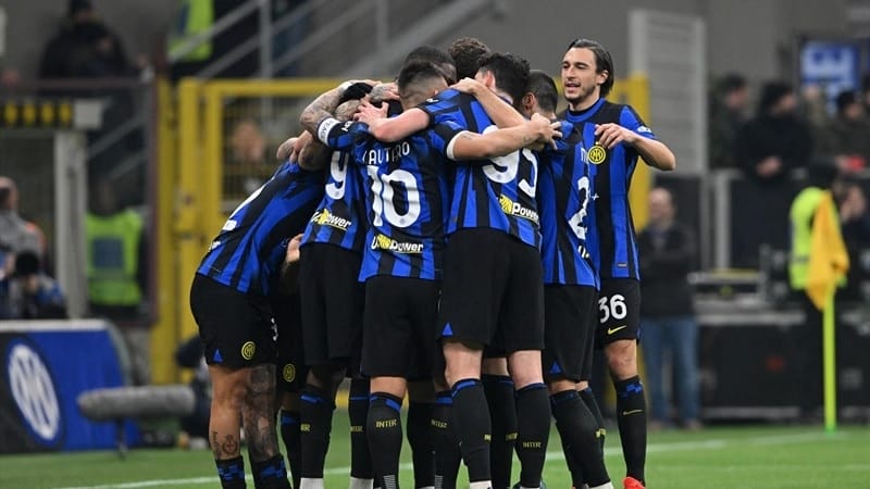 Inter hiện hơn Juventus 4 điểm nhưng thi đấu ít hơn 1 trận