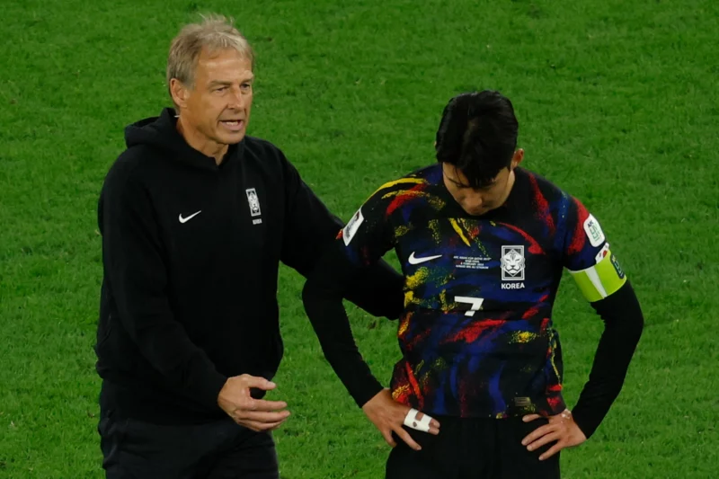 HLV Klinsmann an ủi Son Heung Min sau thất bại trước ngưỡng cửa chung kết